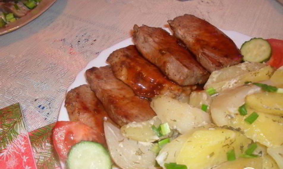 Рецепт свиных стейков под соусом с запеченым картофелем