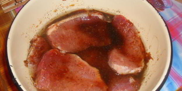 свиные стейки под соусом с запеченым картофелем