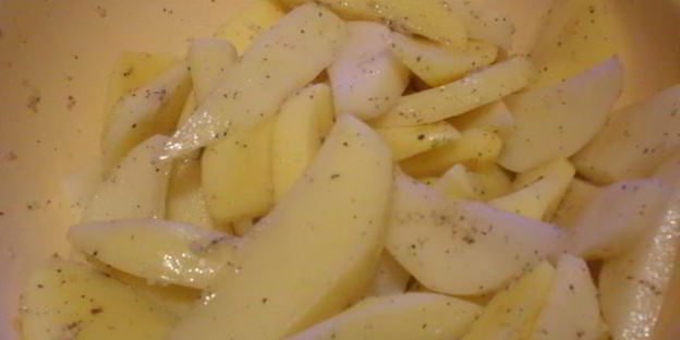 свиные стейки под соусом с запеченым картофелем