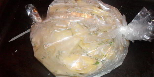 свиные стейки под соусом с запеченым картофелем