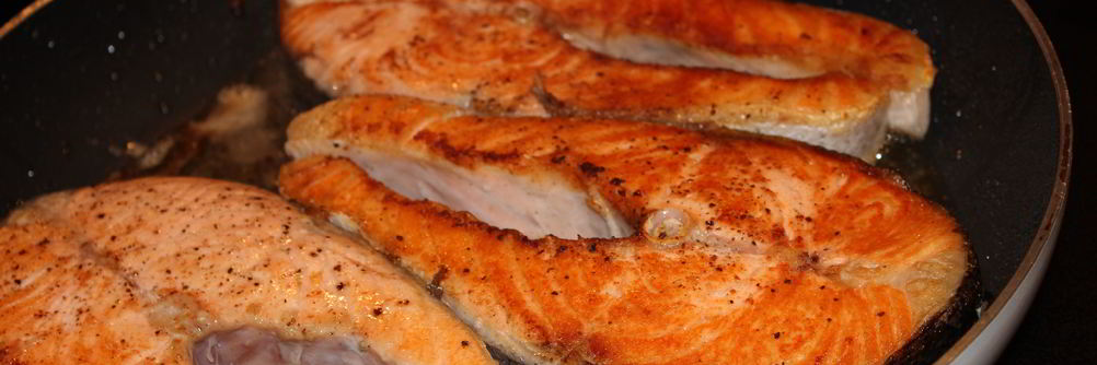 Жареные стейки из лосося