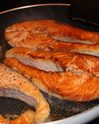 Жареные стейки из лосося