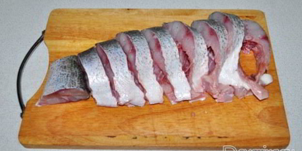 жареные стейки толстолобика