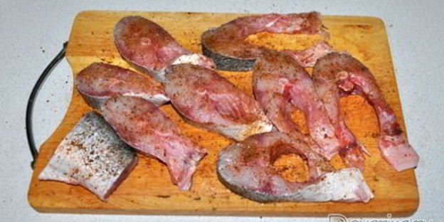 жареные стейки толстолобика