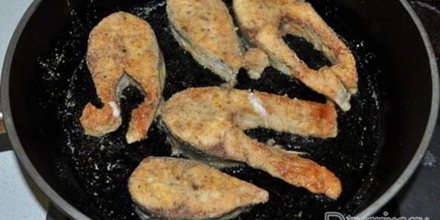 жареные стейки толстолобика