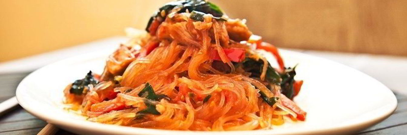 Стеклянная лапша с индейкой и шпинатом