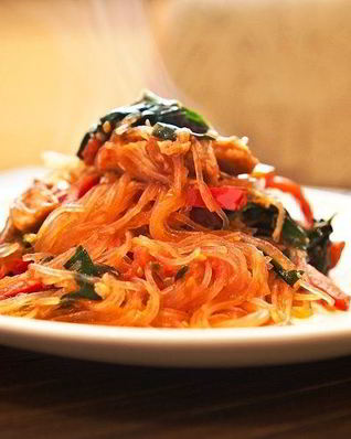 Стеклянная лапша с индейкой и шпинатом