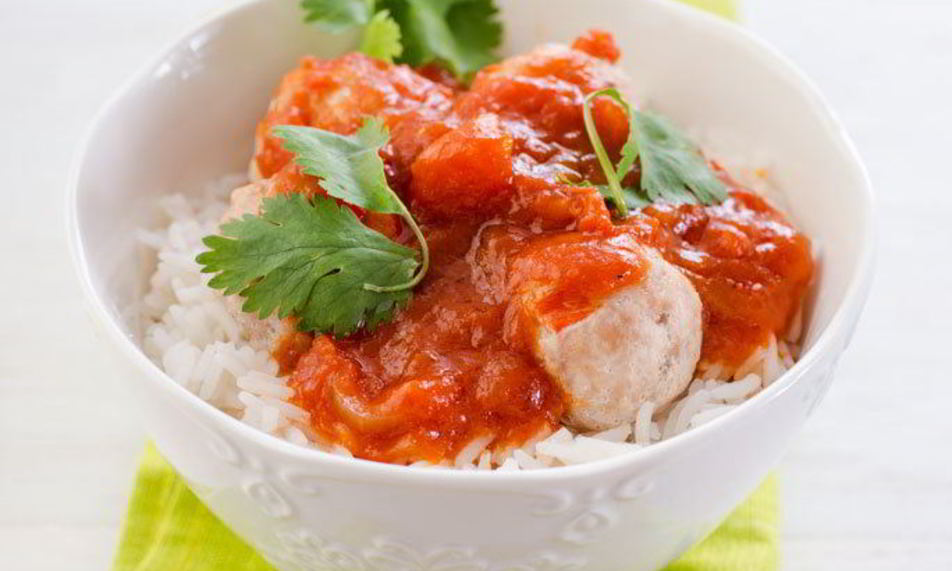Рецепт куриных тефтелей с кориандром и томатным соусом