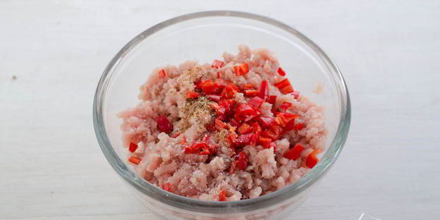 куриные тефтели с кориандром и томатным соусом