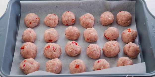 куриные тефтели с кориандром и томатным соусом