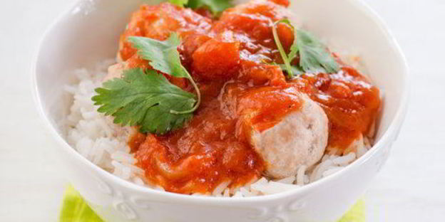 куриные тефтели с кориандром и томатным соусом