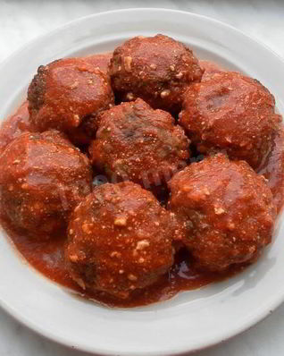 Мясные тефтели с рисом и овощами в томатном соусе