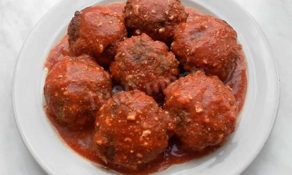 Рецепт мясных тефтелей с рисом и овощами в томатном соусе