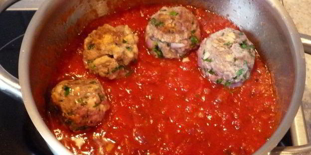 мясные тефтели с шампиньонами в томатном соусе