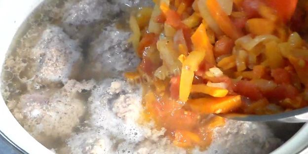 мясные тефтели в овощном соусе