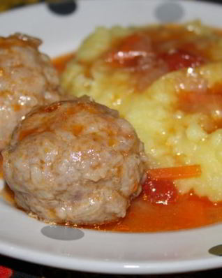Нежные домашние тефтели в томатной подливе