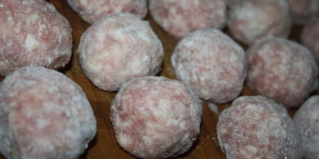 нежные домашние тефтели в томатной подливе