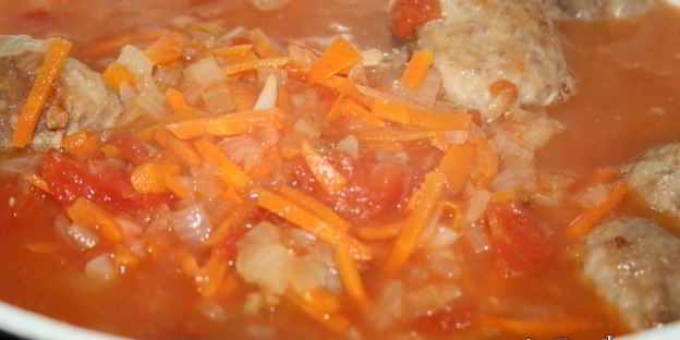 нежные домашние тефтели в томатной подливе