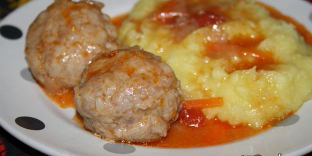 нежные домашние тефтели в томатной подливе