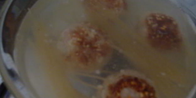 осьминожки из тефтелек и спагетти