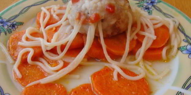 осьминожки из тефтелек и спагетти