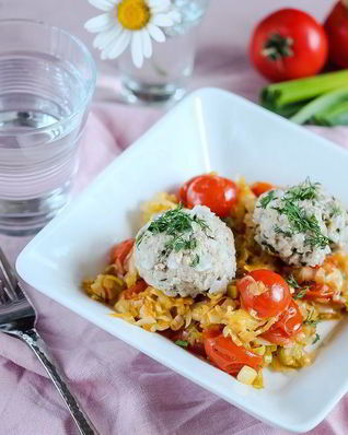 Паровые тефтели из кролика с томатным гарниром