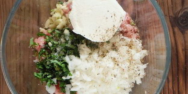 паровые тефтели из кролика с томатным гарниром