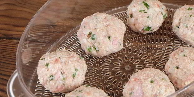 паровые тефтели из кролика с томатным гарниром