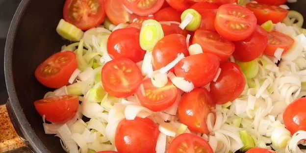 паровые тефтели из кролика с томатным гарниром