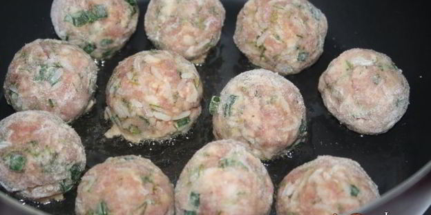 свино-говяжьи тефтельки тушеные в томате с овощами