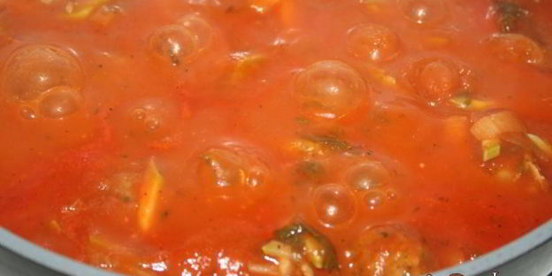 свино-говяжьи тефтельки тушеные в томате с овощами