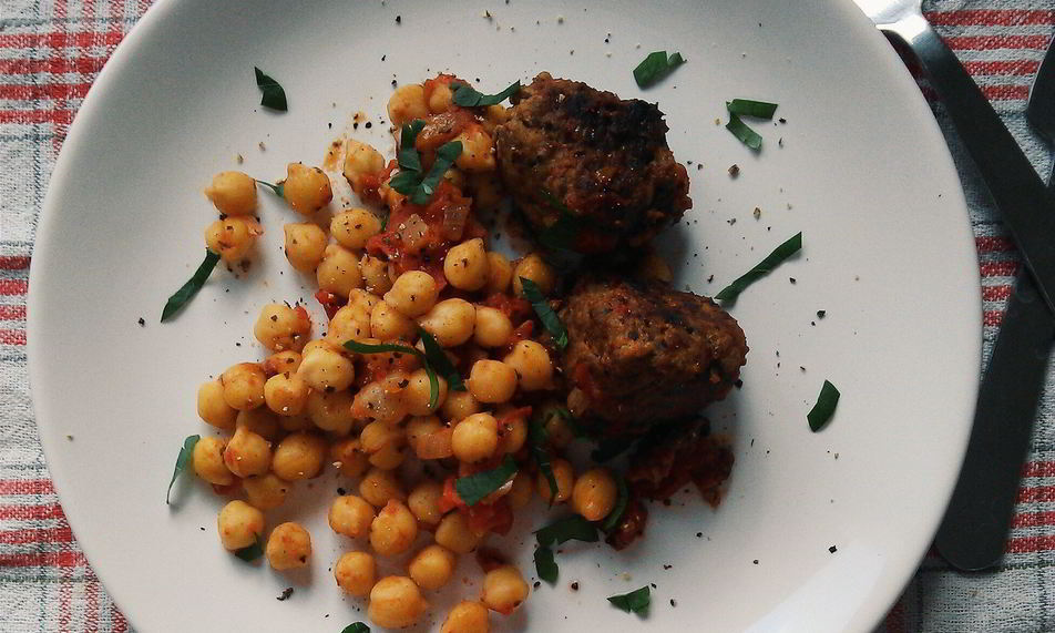 Рецепт тефтелей и нут в томатном соусе