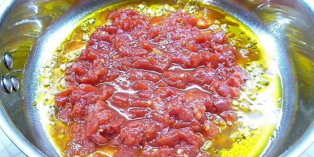 тефтели из баранины с томатным соусом и кедровыми орешками