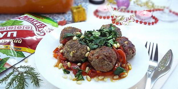 тефтели из баранины с томатным соусом и кедровыми орешками