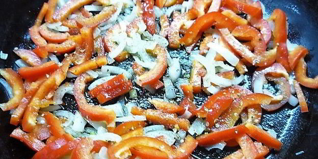 тефтели из баранины с томатным соусом и кедровыми орешками