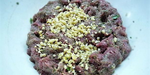 тефтели из баранины с томатным соусом и кедровыми орешками