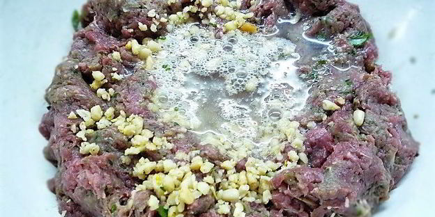 тефтели из баранины с томатным соусом и кедровыми орешками