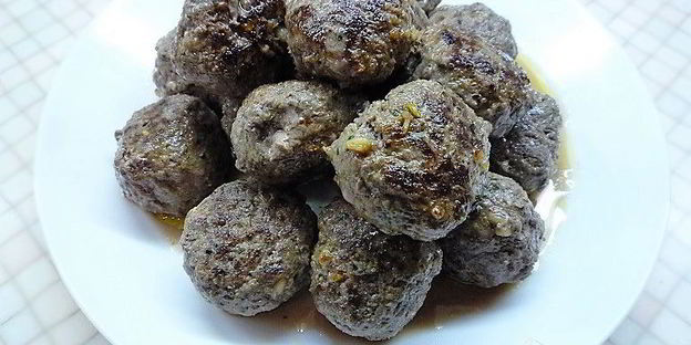 тефтели из баранины с томатным соусом и кедровыми орешками