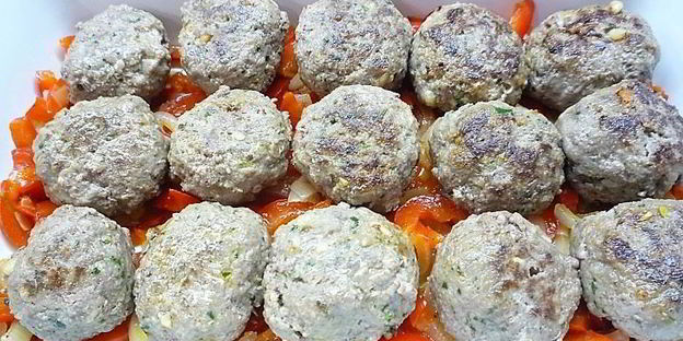 тефтели из баранины с томатным соусом и кедровыми орешками