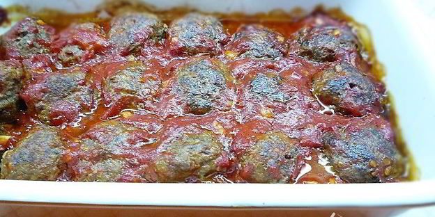 тефтели из баранины с томатным соусом и кедровыми орешками