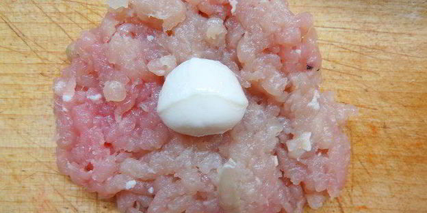 тефтели из индейки с моцареллой в томатном соусе