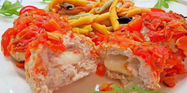 тефтели из индейки с моцареллой в томатном соусе