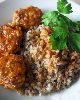 Тефтели под соусом на сковороде