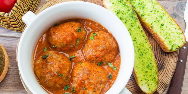 тефтели с чесночным хлебом