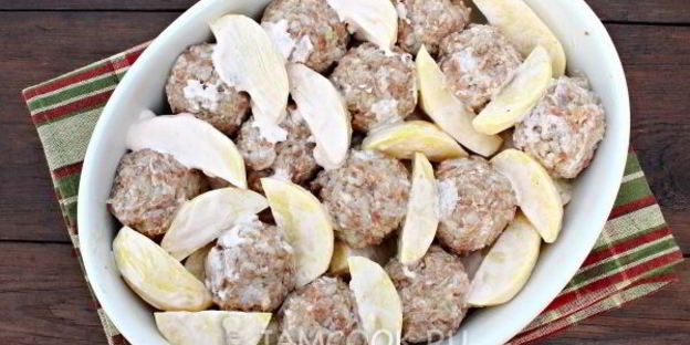 тефтели с картошкой в духовке