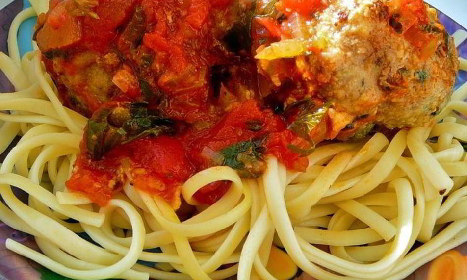 Рецепт тефтелей с сыром и шпинатом, в томатном соусе