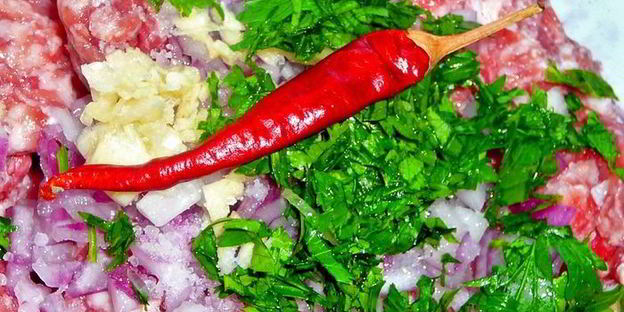 тефтели с сыром и шпинатом, в томатном соусе