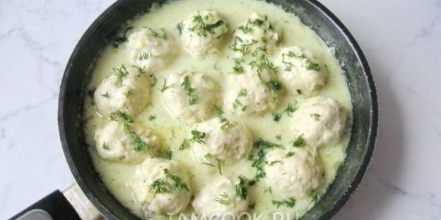 тефтели с яблоками в сметанном соусе