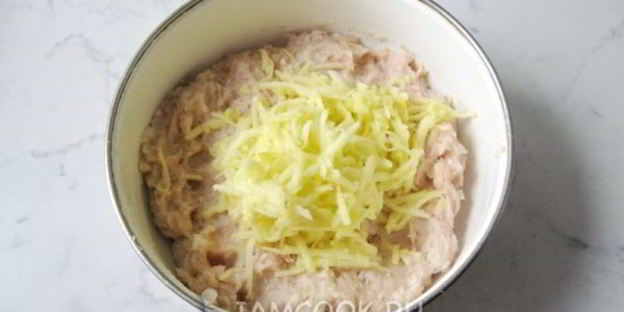 тефтели с яблоками в сметанном соусе