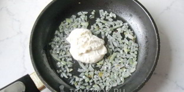 тефтели с яблоками в сметанном соусе